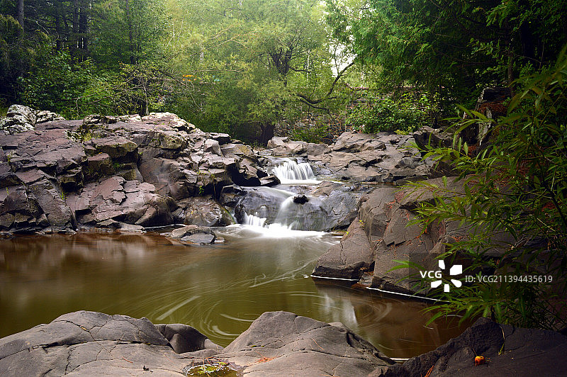 美国明尼苏达州德卢斯森林中河流的风景图片素材