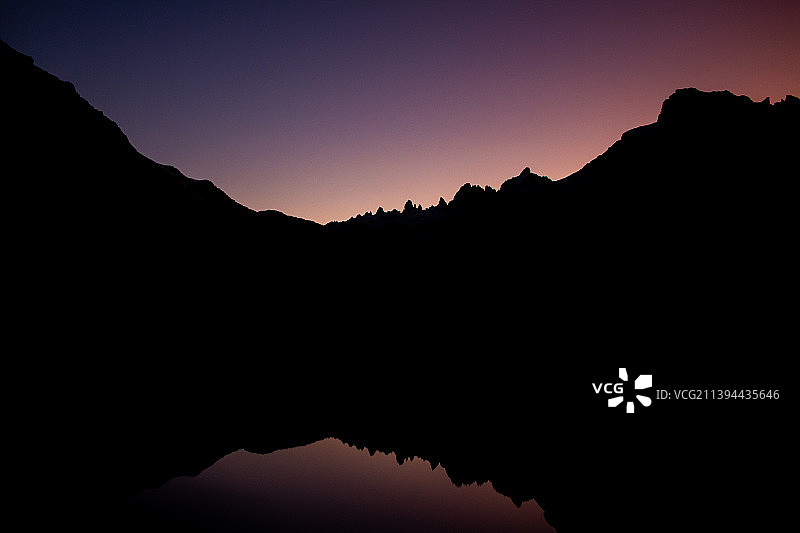 阿根廷圣卡洛斯-德巴里洛切日落时分的山脉剪影美景图片素材