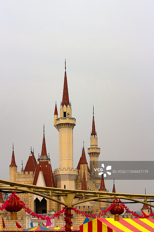 春节期间的北京八角游乐园主建筑童话城堡。图片素材