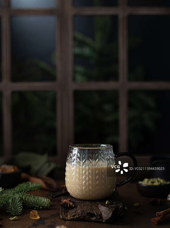 玛莎拉茶与肉桂、牛奶、茴香和糖图片素材
