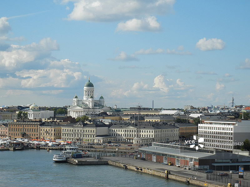 芬兰赫尔辛基多云天空下的城市建筑景观图片素材