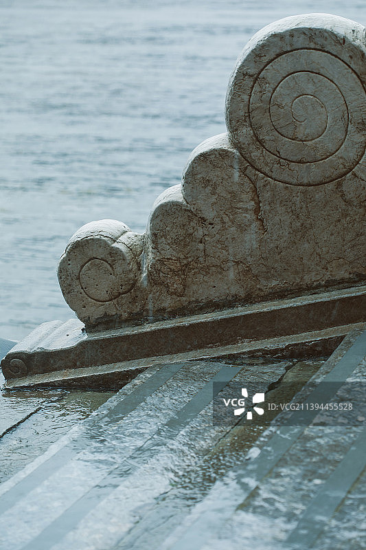 雨中故宫石阶一角图片素材