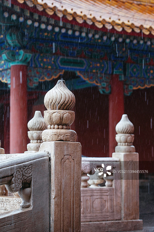 雨中故宫一角,汉白玉石柱图片素材