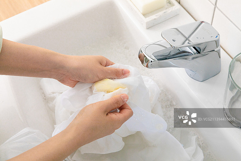 美观的洗衣概念_洗涤去除衬衫上的污渍图片素材