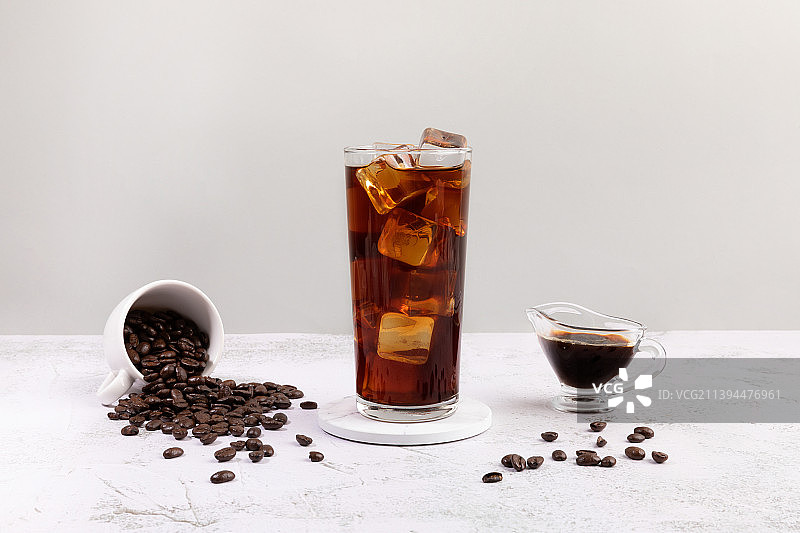 夏季饮品背景：冰美式咖啡或现煮咖啡图片素材