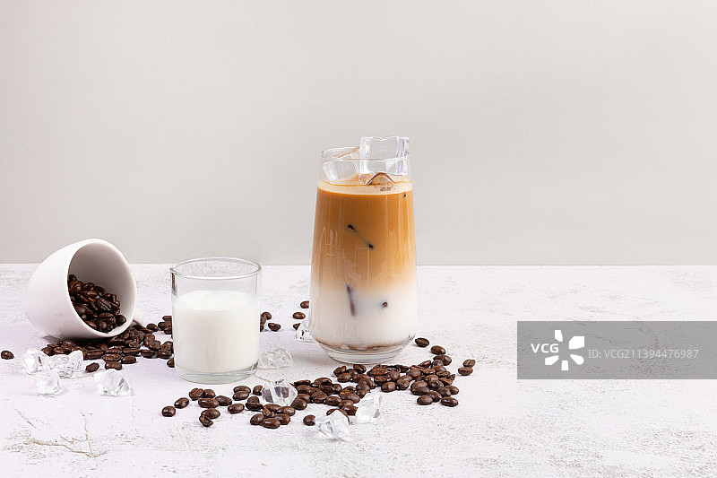 夏季饮品背景：冰拿铁咖啡图片素材