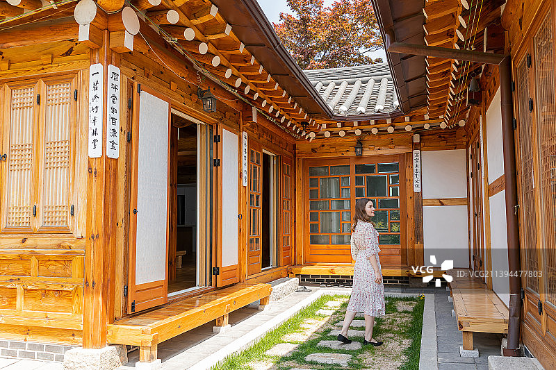 体验韩屋，韩国传统房屋，白人女孩环顾韩屋图片素材