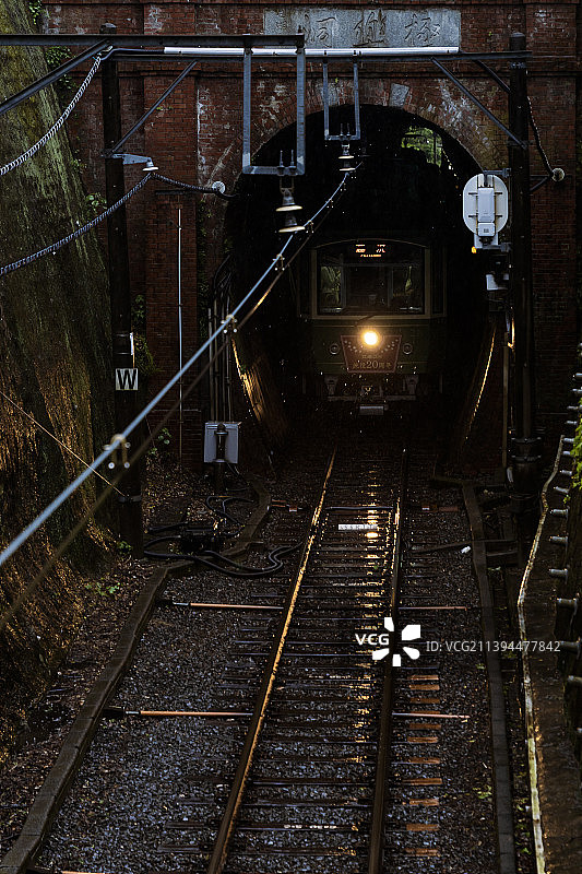 日本旅行，镰仓江之电，火车正在驶过隧道图片素材