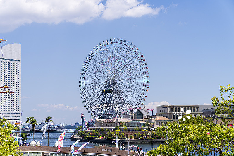 日本横滨，横滨大摩天轮，蓝天白云，海边图片素材