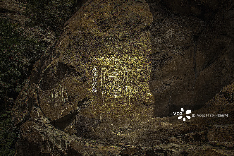 光影中的贺兰山岩画+宁夏银川图片素材