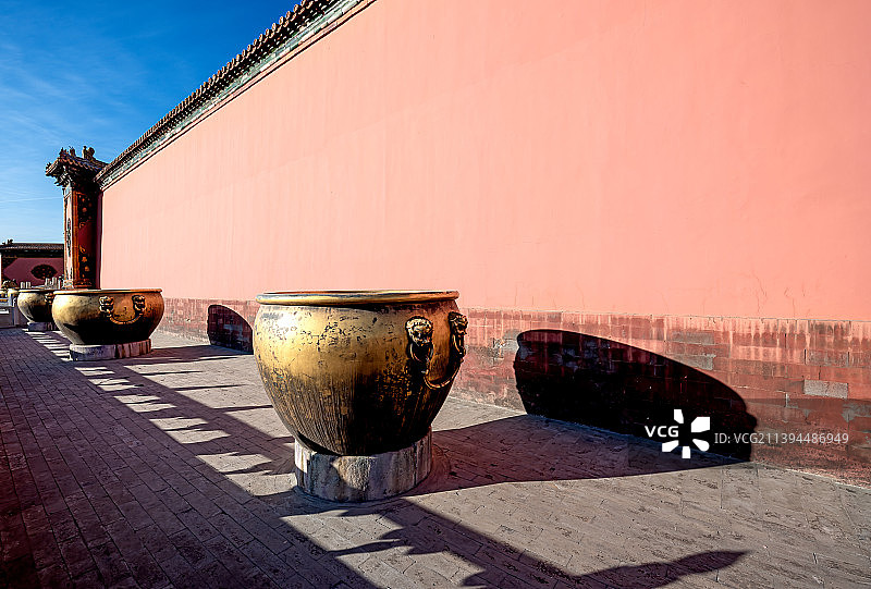 故宫乾清门外的铜质水缸图片素材