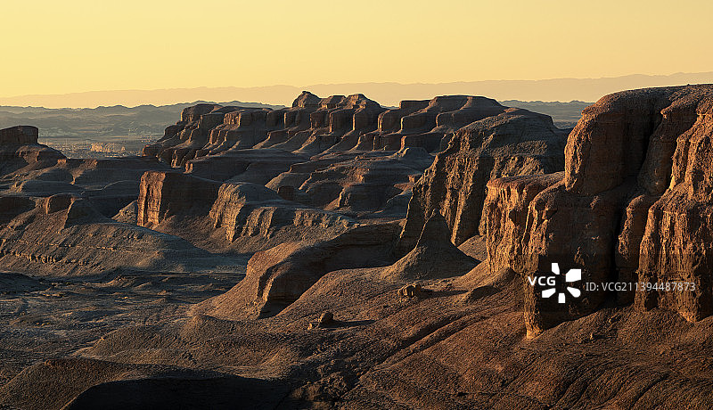 乌尔禾魔鬼城，日落时的雅丹地貌，新疆乌尔禾魔鬼城景区图片素材