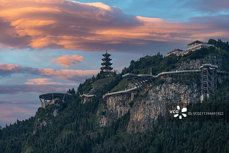 夕阳下的个旧老阴山宝塔图片素材