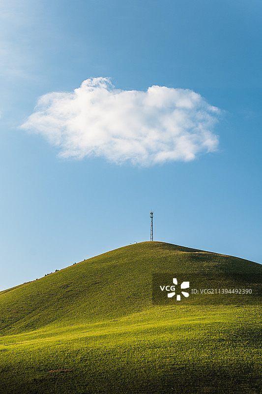 蓝天白云下的草原风景图片素材