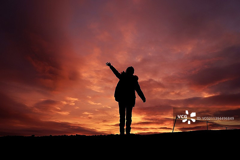 你好世界——夕阳西下的剪影图片素材