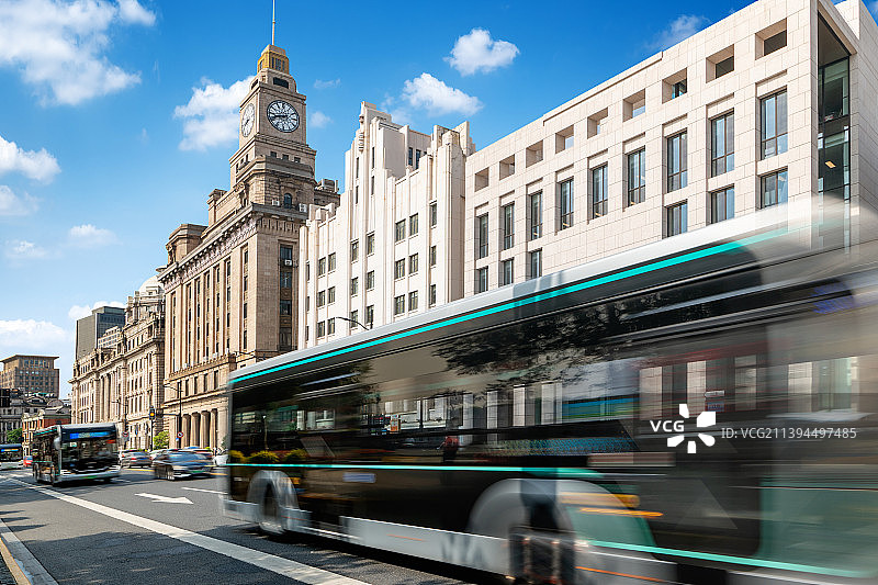 上海外滩万国建筑博览群和行驶中的公交车图片素材