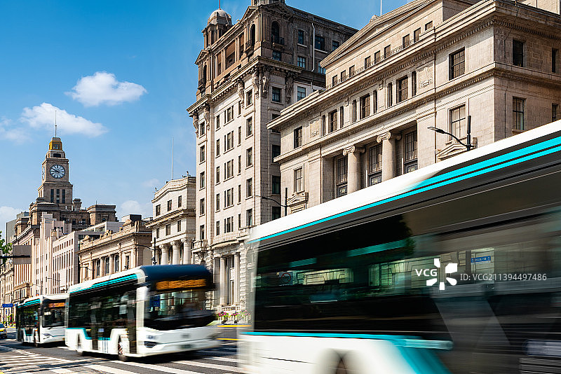 上海外滩万国建筑博览群和行驶中的公交车图片素材