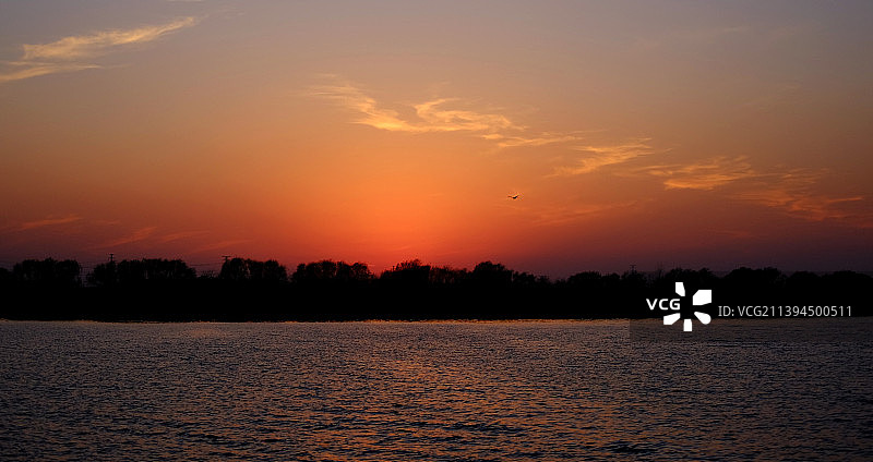 橘色天空下的湖景图片素材