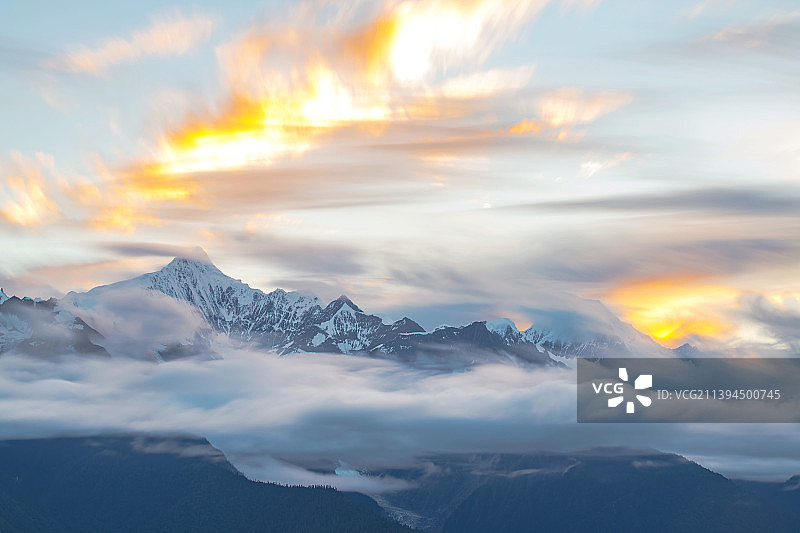 燃烧的神山图片素材