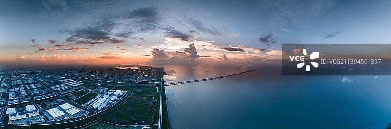 航拍视角下的城市天际线全景图片素材