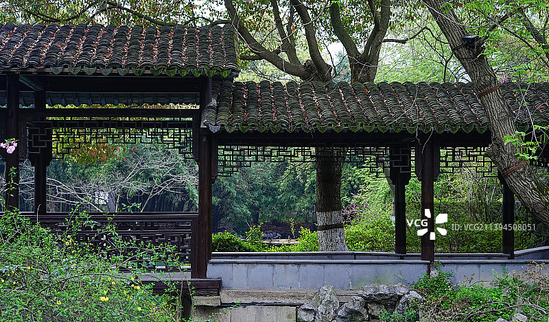 江南园林里高低错落的长廊图片素材