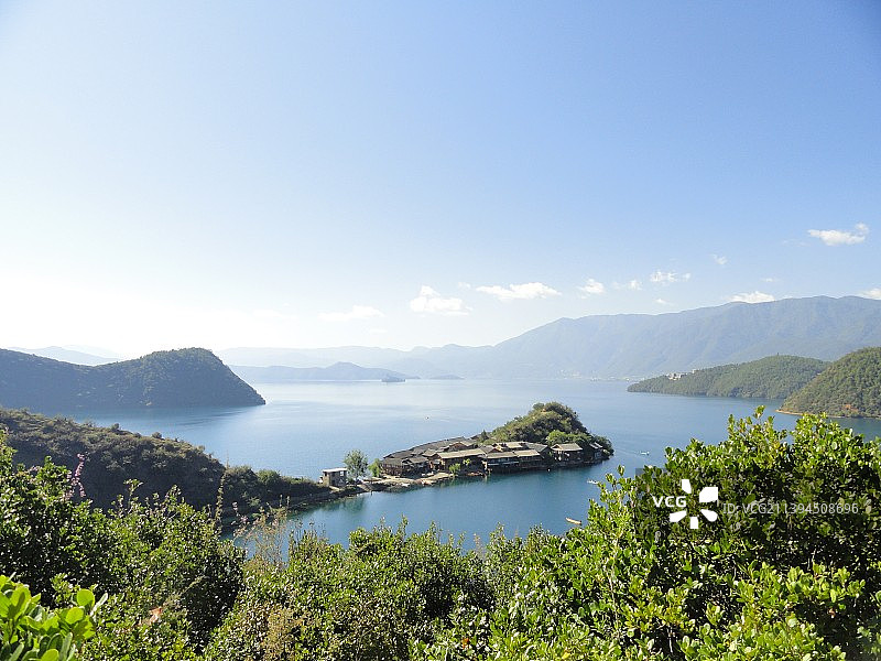 静谧温柔的沪沽湖风景图片素材