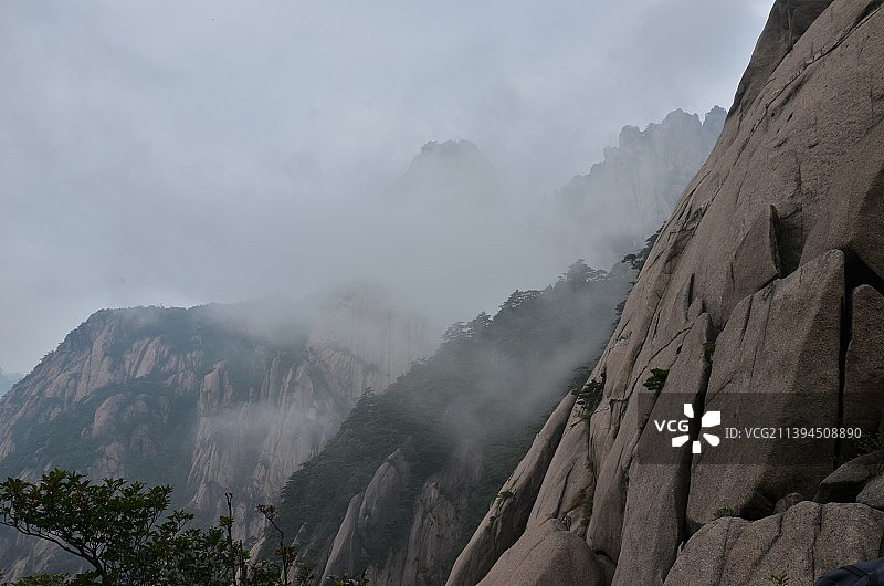 云雾缭绕的黄山图片素材