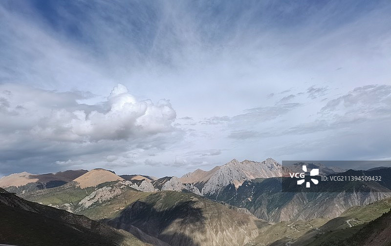 山峰陡峭悬崖攀登户外运动图片素材