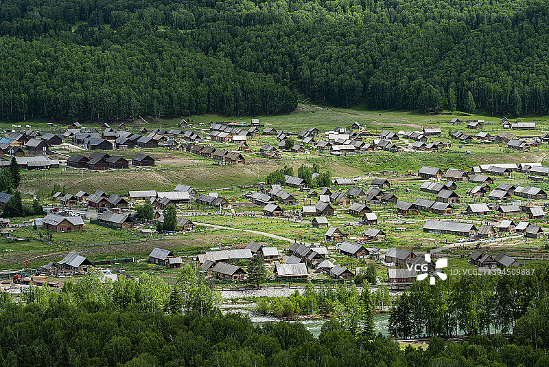 新疆阿勒泰布尔津县喀纳斯禾木村全景图图片素材
