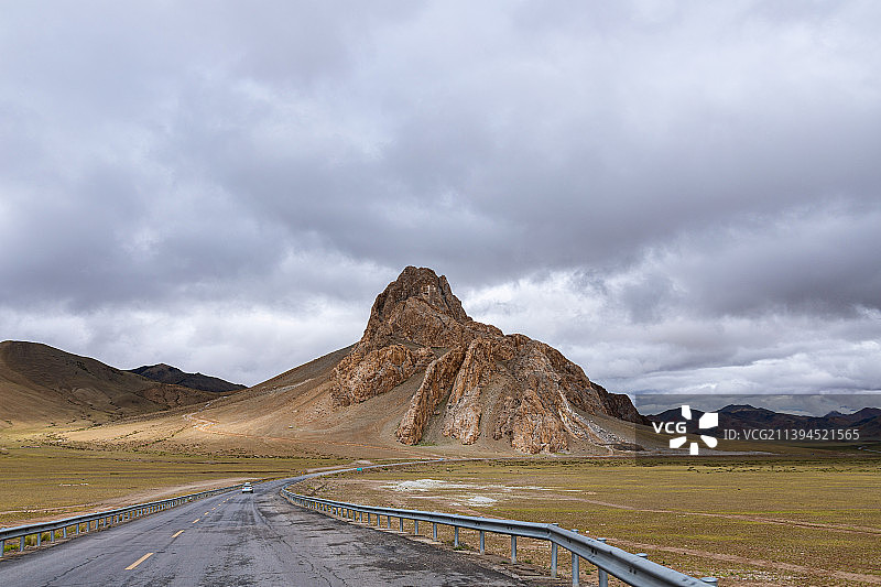 新藏公路与石头山图片素材
