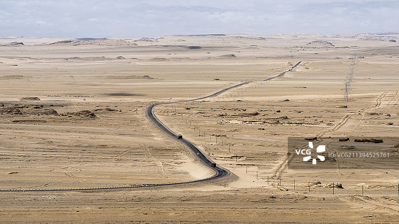 青海柴达木沙漠中的315国道图片素材