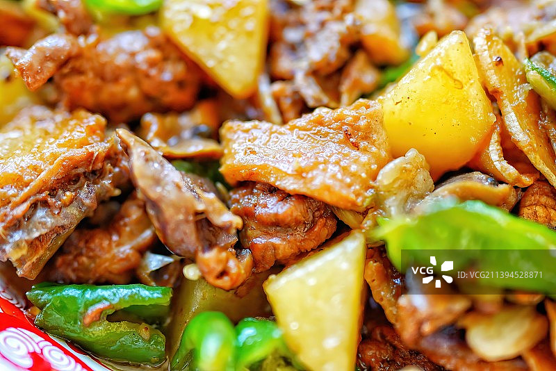 新疆特色美食沙湾大盘鸡 农家红烧大盘鹅 家常菜新疆菜图片素材