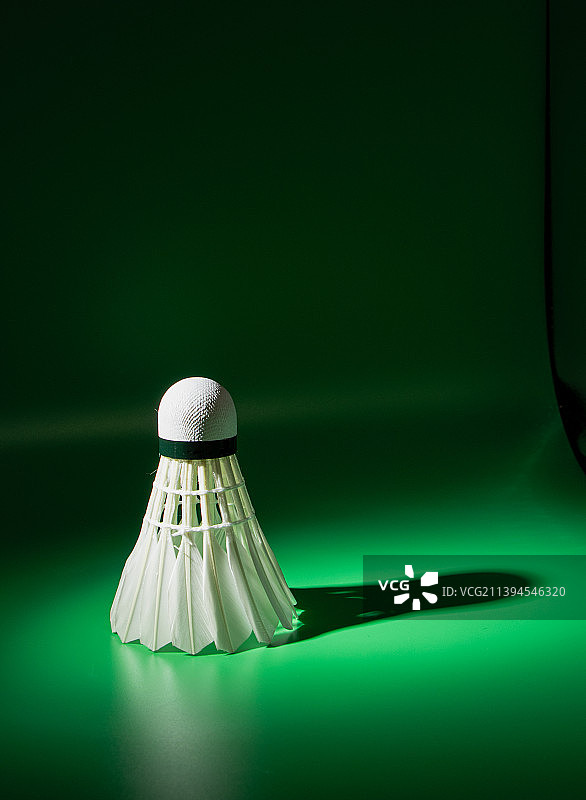 绿色背景下的羽毛球特写镜头图片素材