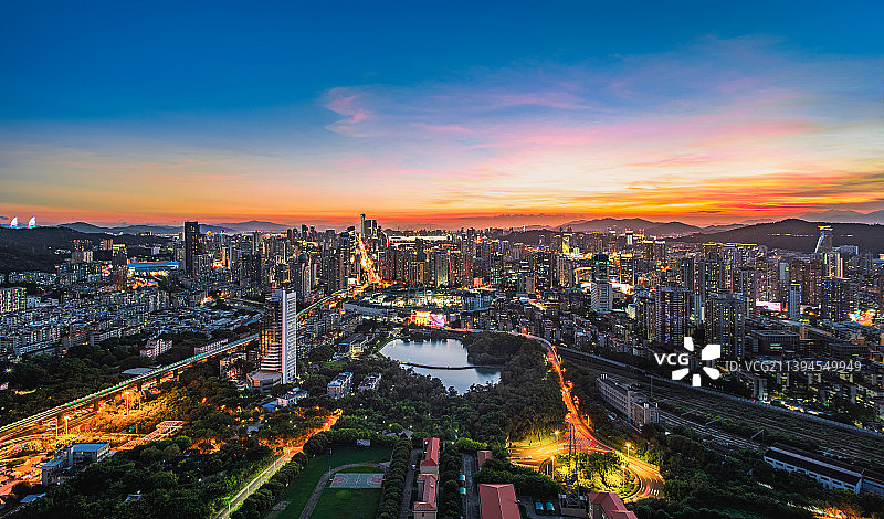 厦门思明区蓝调夜景晚霞火烧云风光图片素材