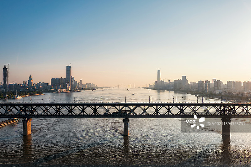 湖北省武汉市地标建筑武汉长江大桥夏季户外航拍图片素材