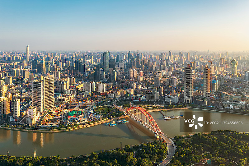 湖北省武汉市汉口晴川桥与江汉区城市风光都市天际线夏季户外航拍图片素材