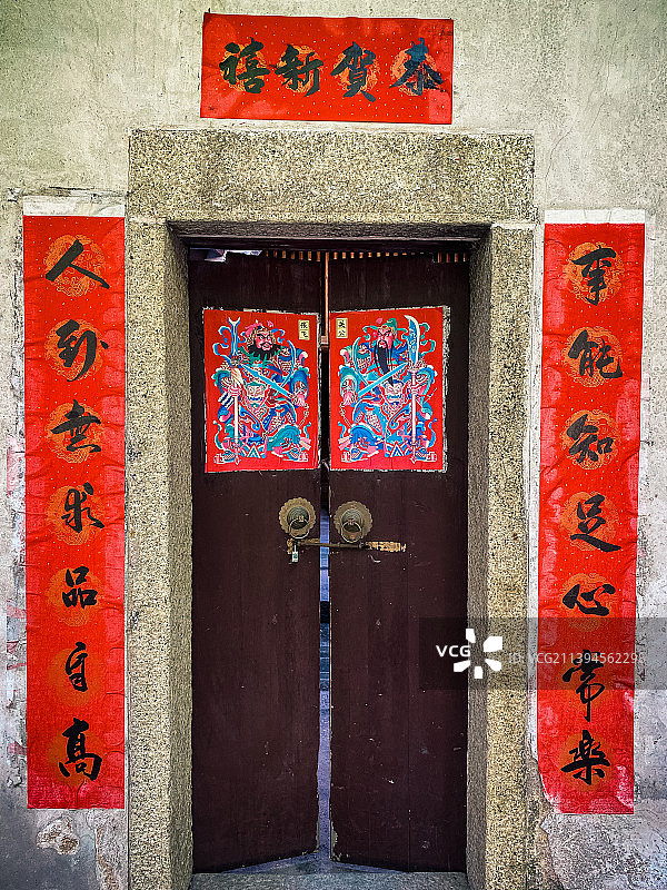 新年古建筑木门老屋门神年画图片素材