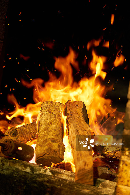火炉 壁炉 烧木炭图片素材