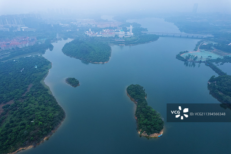 松山湖烟雨图片素材