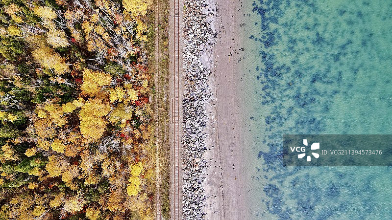 Fall in Quebec 魁北克秋日的海边火车轨道与枫叶林图片素材