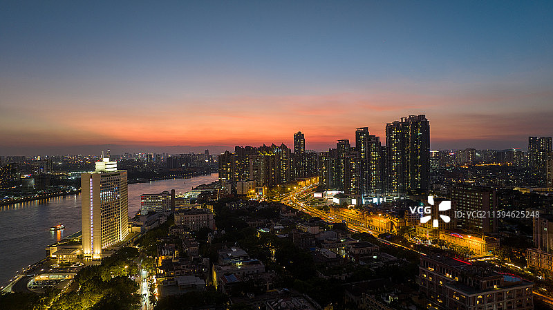 航拍暮光下的广州荔湾区图片素材