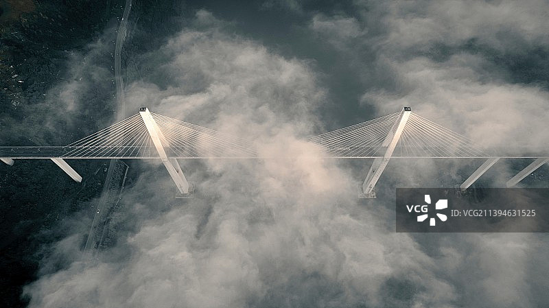 晨雾中的嘉陵江大桥图片素材