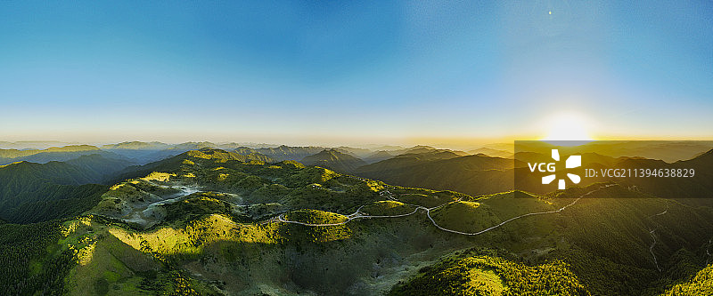 巴山大草原，位于安康市岚皋县与重庆市城口县交界处。图片素材