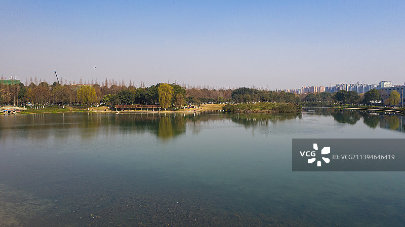 高架桥跨过湖面，神仙湖，城市建设图片素材