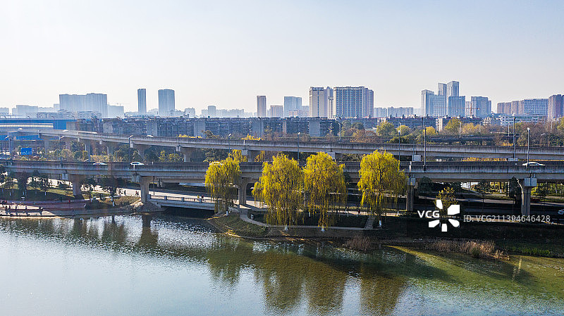 高架桥跨过湖面，神仙湖，城市建设图片素材