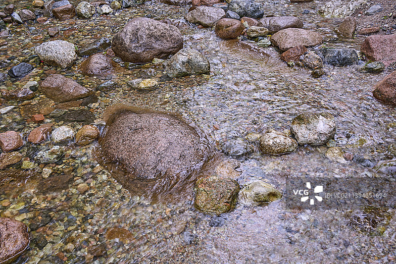 玉渡山溪流浅滩特写镜头图片素材