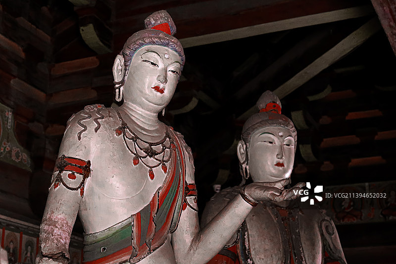 山西平遥镇国寺万佛殿五代彩塑，站立姿态右胁侍菩萨上身特写，着飘带璎珞臂钏图片素材