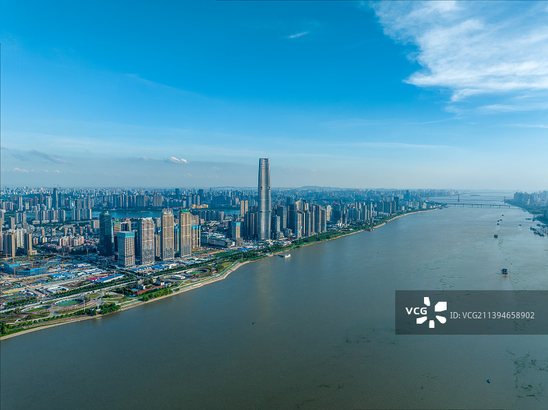 夏季武汉汉口外滩江景摩天建筑群高视角航拍风光图片素材