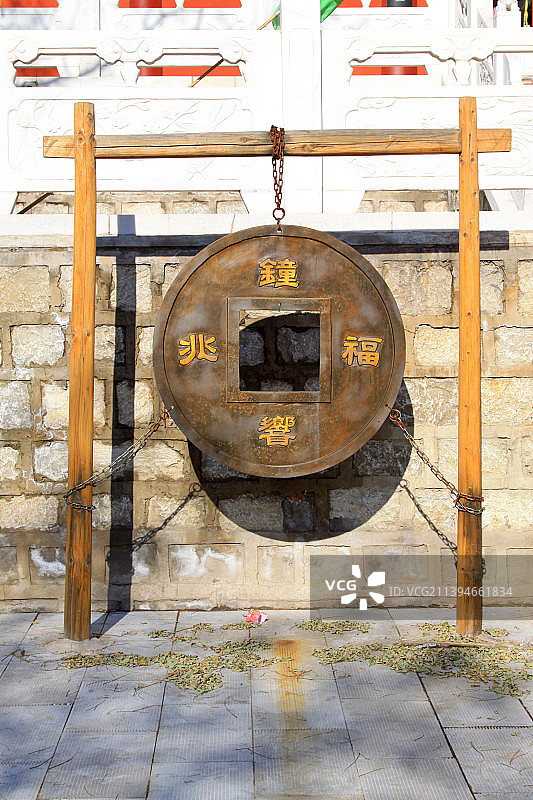 河北唐山滦州青龙山财神庙外的铜钱雕塑图片素材