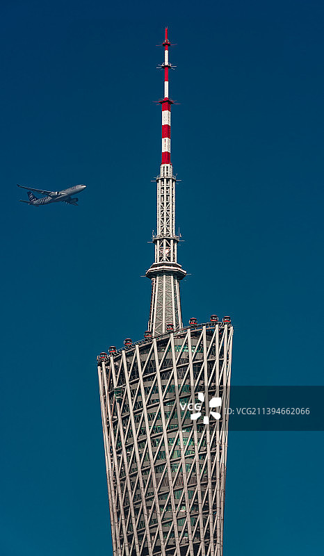 穿塔而过的飞机图片素材
